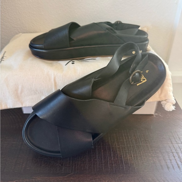 Beek Black Leather Women's Sandals - Picture 2 of 3
